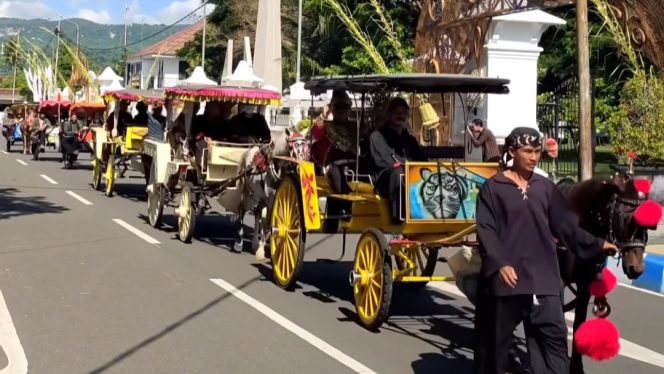 
 Pacitan Memperingati Hari Jadi ke-279 Forkopimda Kendarai Becak dan Dokar Menuju Pendopo