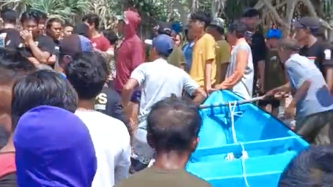 
 Nasib Naas Menimpa Keluarga Wisata di Pantai Srau, Pacitan, 1 Tewas Terseret Ombak