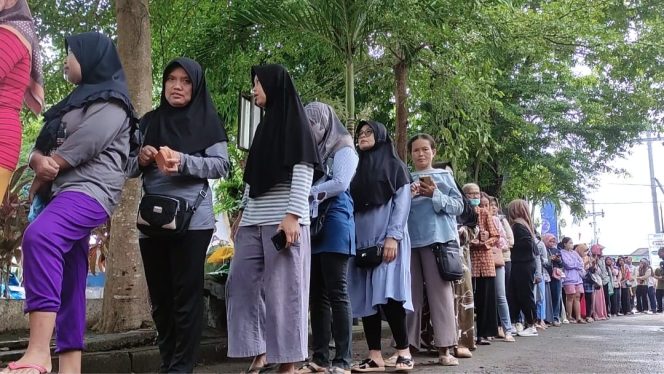 
 Ratusan Warga Pacitan Berebut Pangan Murah di Pacitan