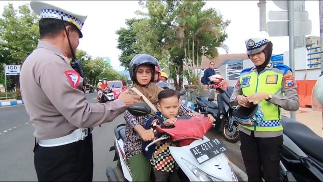 
 Operasi Keselamatan Semeru Polisi Bagikan Helm Dan Coklat