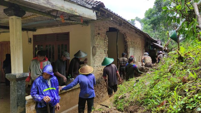 
 Dinding Rumah Warga di Karangnongko Pacitan Jebol Akibat Longsor