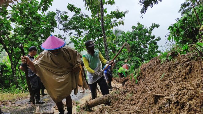 
 Bencana Tanah Longsor, Akses Jalan Menuju Desa Karangnongko Terputus