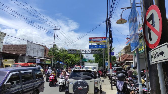 
 Jelang Lebaran, Parkir Liar Kian Marak, Dishub Tutup Mata