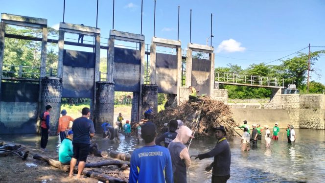 
 Sukses Bersihkan Sungai Jelok, Pemdes Sukoharjo Gandeng 3 Pilar demi Lingkungan yang Lebih Bersih dan Aman