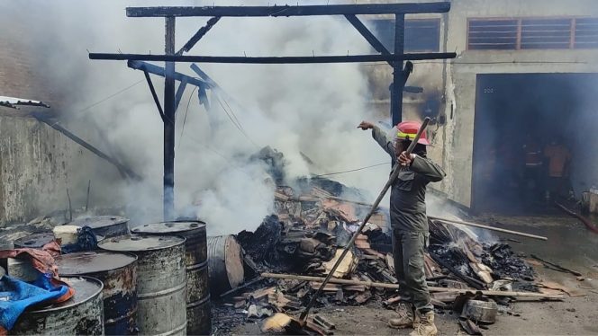 
 Gudang Sembako di Pacitan Terbakar, Empat Motor Hangus Terpanggang