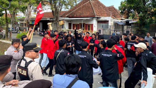 
 Unjuk Rasa Aktivis GMNI Pacitan, Protes Rencana Acara Peluncuran Pilkada dengan Hiburan Dangdut