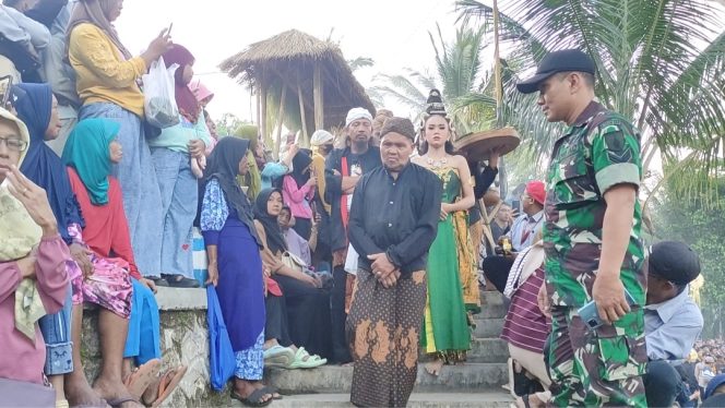 
 Tumpah Ruah Warga Saksikan Upacara Adat Ceprotan di Desa Sekar, Pacitan