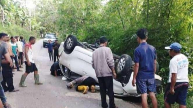 
 Avanza Terguling di Tegalombo, Tiga Penumpang Terluka