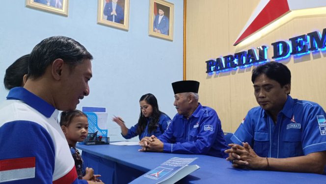 
 Ketua DPC Demokrat Pacitan Kembalikan Formulir Pendaftaran Bakal Calon Kepala Daerah