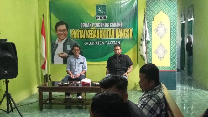 
 Rakhman Wijayanto Kunjungi DPC PKB Pacitan diantar Pegiat Desa