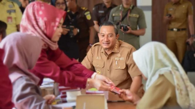 
 Bupati Serahkan BLT DBHCHT kepada 5.234 Buruh dan Petani Tembakau Pacitan