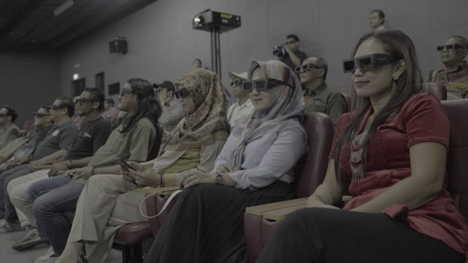 
 Para peserta Temu Publik 2024 Vol.2 Museum Song Terus Membangun Jejaring mengikuti menonton video 3 Dimensi tentang manusia prasejarah Kawasan Gunung Sewu di Auditorium Museum Song Terus.
