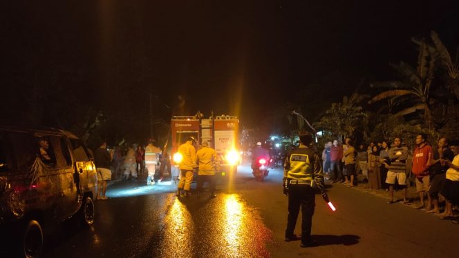 
 Angkut Jerami, Minibus Milik Warga Pringkuku Hangus Terbakar