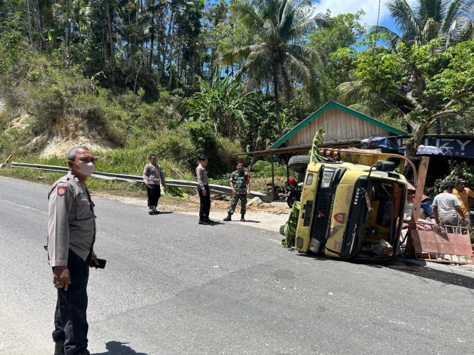 
 Diduga Rem Blong, Truk Muatan Semen Tabrak Rumah Warga dan Terguling