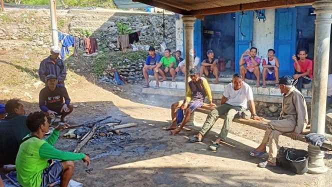 
 Calon Bupati Indrata Nur Bayuaji Sambangi Nelayan di Pesisir Pantai Bakung, Karangnongko