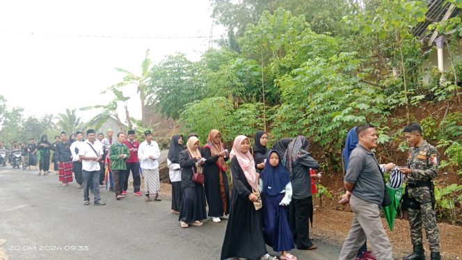 
 Ratusan Warga Tulakan Ikuti Jalan Sehat Peringatan Hari Santri Nasional 2024