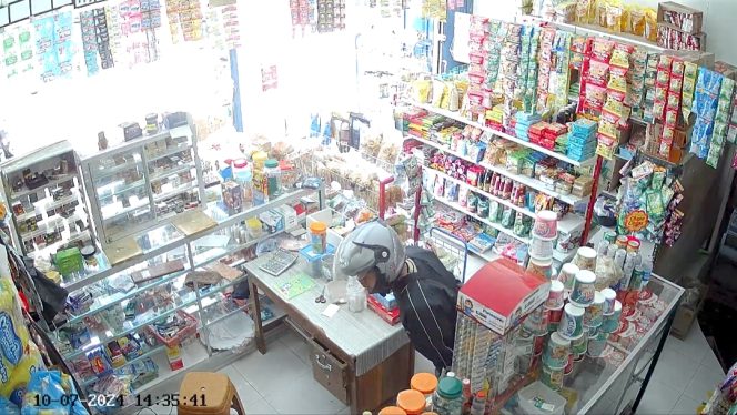 
 Seorang Pria Terekam CCTV Mencuri Dompet di Toko Desa Bodag, Ngadirojo