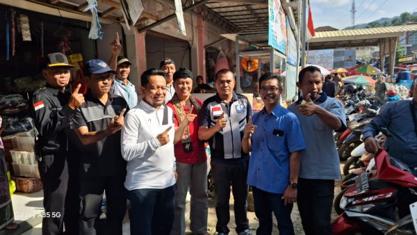 Pasangan Ronny Wahyono-Wahyu Saptono Hadi Kampanye di Pasar Tradisional Pacitan