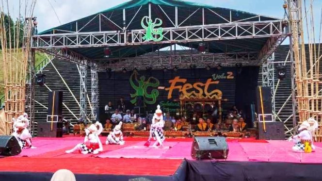 
 Ribuan Warga Padati, Gandrung Festival Pakis Baru