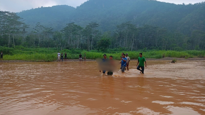
 Pria Lansia Ditemukan Tewas Mengapung di Sungai Ngadirojo, Diduga Terpeleset Saat Mencari Rumput