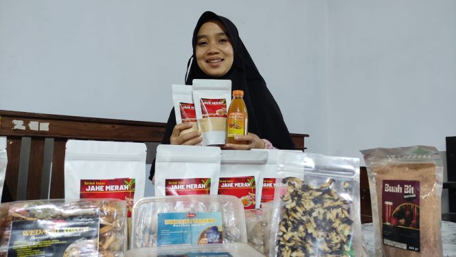 
 Siti Rohani Menunjukkan Produk Andalannya .(Foto: Trinoto)