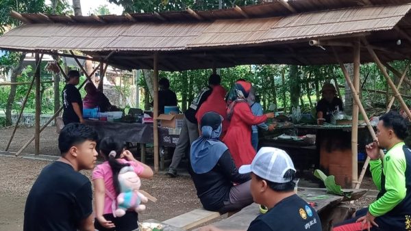 Pasar Beling, Menikmati Jajanan Tradisional Sambil Diiringi Musik Gamelan Kaca