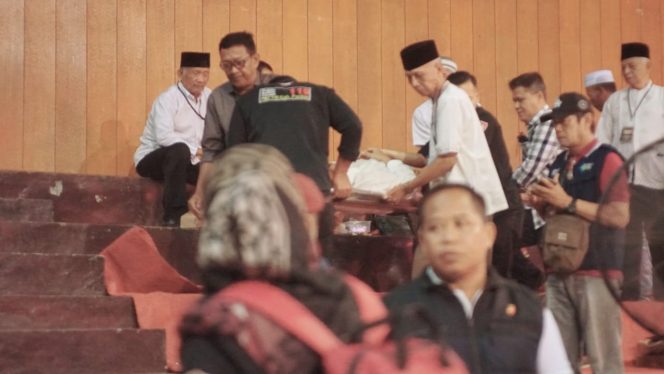 
 Seorang Relawan Muntah Saat Paslon yang Didukungnya Sampaikan Visi Misi