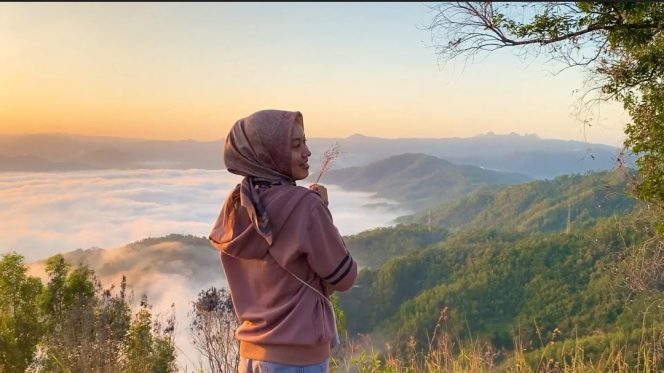 
 Pengunjung Menikmati Keindahan Bukit Tompe Saat Matahari Terbit. (Foto: Edwin)