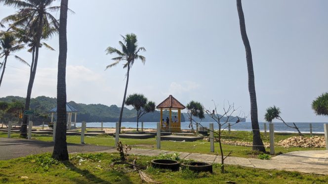 
 Pantai Srau, Surga Wisata di Pacitan yang Wajib Dikunjungi