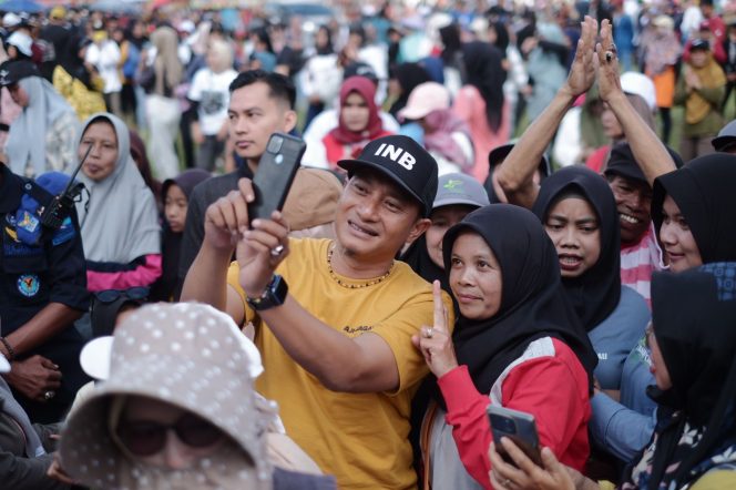 
 Warga berebut foto selfi dengan Mas Aji (foto:tim)