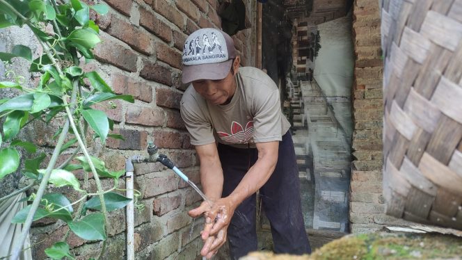 
 Warga Kasihan Menikmati Air Bersih. (Foto: Trinoto)