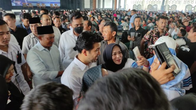
 Antusiasme warga, khususnya kaum hawa, terlihat saat mereka berebut momen berfoto dengan Emil Dardak.(Foto: Trinoto)
