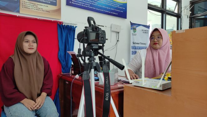 
 Seorang Warga Tengah Melakukan Perekaman E-KTP (Foto: Trinoto) 