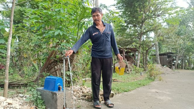 
 Suyanto Salah seorang Warga Mengalirkan Air (Foto: Cahyo) 