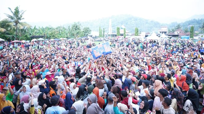 
 Ribuan Warga Ngadirojo Padati Jalan Sehat Aji-Gagarin, Paslon Nomor 2 Kian Percaya Diri