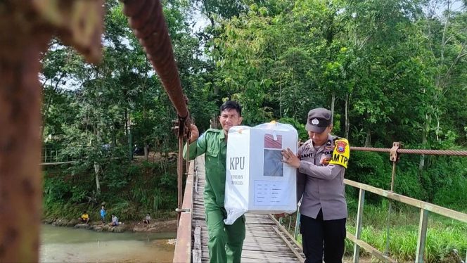 
 Petugas Pilkada Melintasi Jembatan Rusak Demi Pastikan Logistik Sampai ke TPS