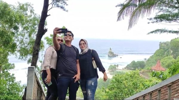 Pesona Pantai Buyutan, Surga Tersembunyi di Pacitan dengan Ikon Batu Mahkota