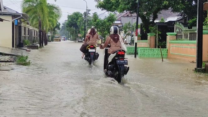 
 Hujan Deras dua Hari, Jalan Blumbang, Ploso Pacitan Terendam Banjir