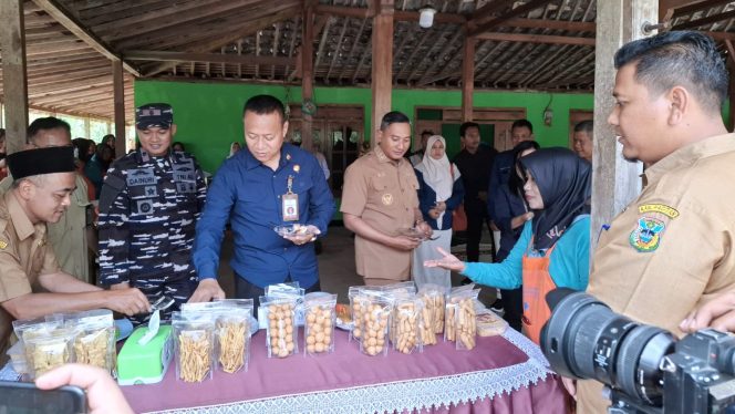 
 Tim Penilai Satyalancana Wira Karya bersama Bupati Pacitan, Indrata Nur Bayuaji, saat mendampingi proses penilaian inovasi program 