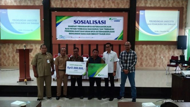 
 Pemkab Pacitan Lindungi 1.742 Petani Penderes Kelapa dan Aren dengan BPJS Ketenagakerjaan