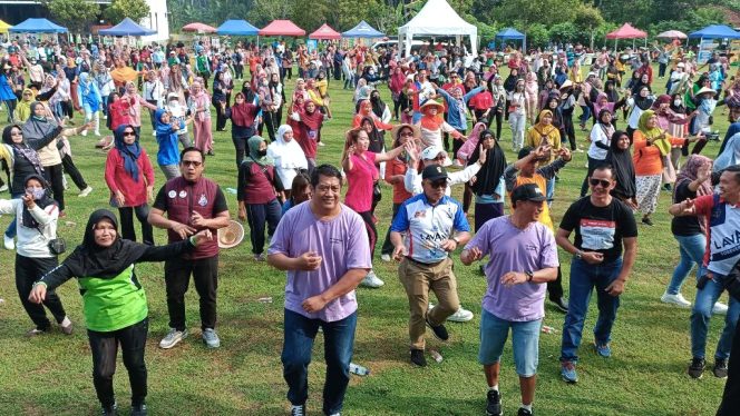 
 Momen Hari Kesehatan Nasional, Aji-Gagarin Ajak Ratusan Warga Kebonagung Senam dan Jalan Sehat
