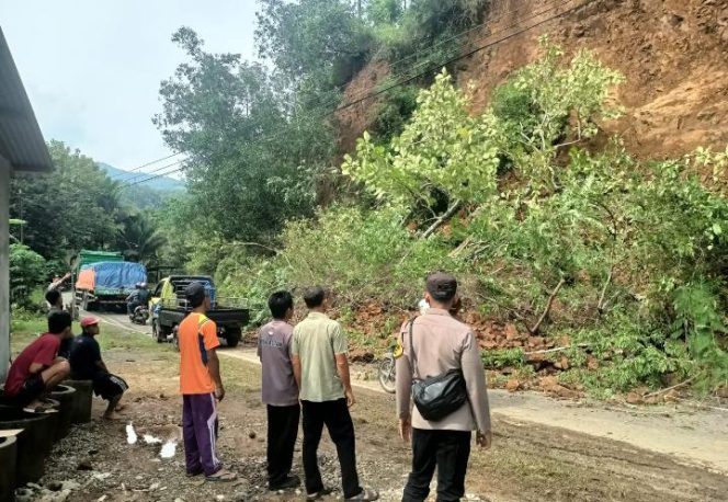 
 Longsor Kembali Terjadi di Jalur Pacitan-Ponorogo