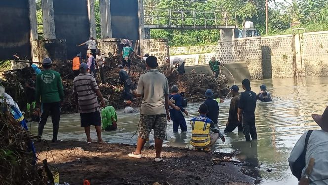 
 Warga Sukoharjo Bersama BBWS dan PUPR Bersihkan Sungai untuk Antisipasi Banjir