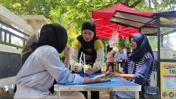 Segarnya Es Teler Sultan di Depan Makam Pahlawan Pacitan
