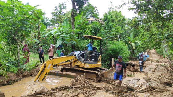 
 Pembersihan Lumpur dan Pemulihan Akses di Dusun Kaliatas Pacitan