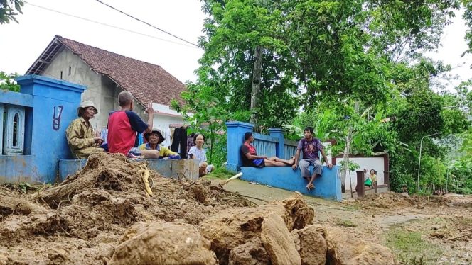 
 Banjir Lumpur dari Bukit Kiteran Tutup Akses Jalan dan Isolasi 8 Rumah di Desa Wiyoro