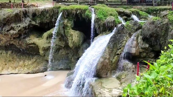 
 Pemandangan Banyu Tibo (Foto: Lensa Pacitan)