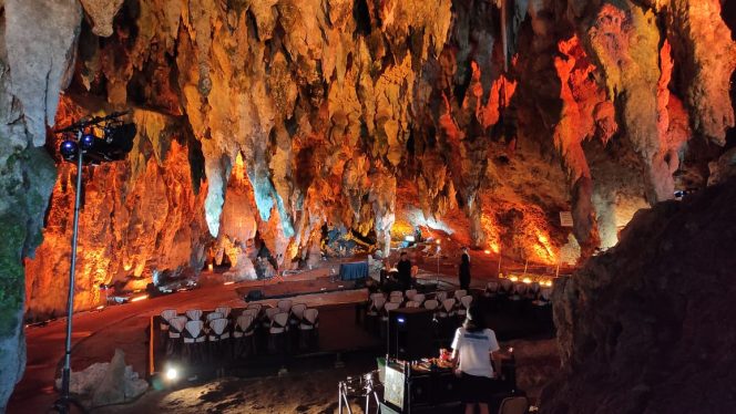 
 Konser Gamelan Klasik di Dalam Goa Tabuhan