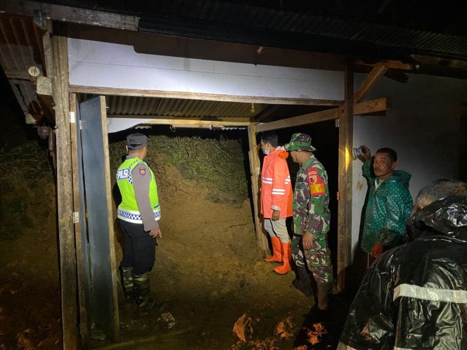 
 Pria di Nawangan Meninggal Dunia Tertimpa Longsor Saat Hujan Deras