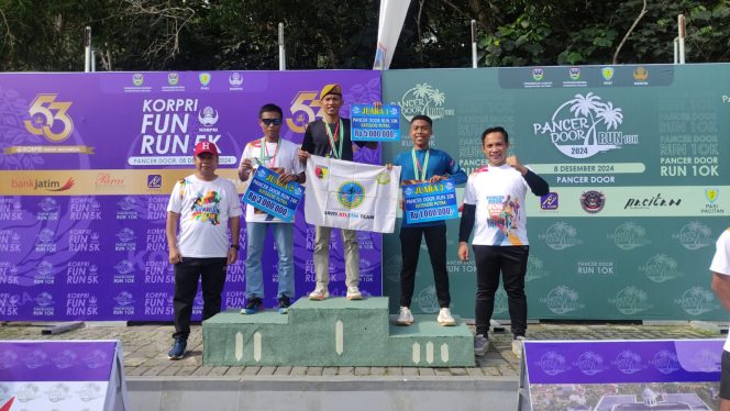
 Ketua DPRD Pacitan, Arif Setia Budi, dan Sekda Pacitan, Heru Wiwoho, berfoto bersama para pemenang Pacitan Fun Run 2024. (foto: Trinoto) 